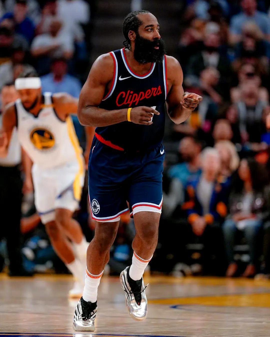 雷火电竞app-快船险胜开拓者，晋级形势一片光明的简单介绍