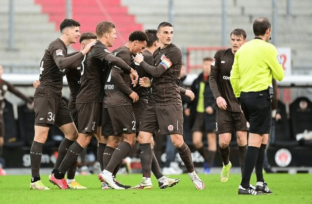 关于多特蒙德遭遇汉堡SV的强劲进攻的信息