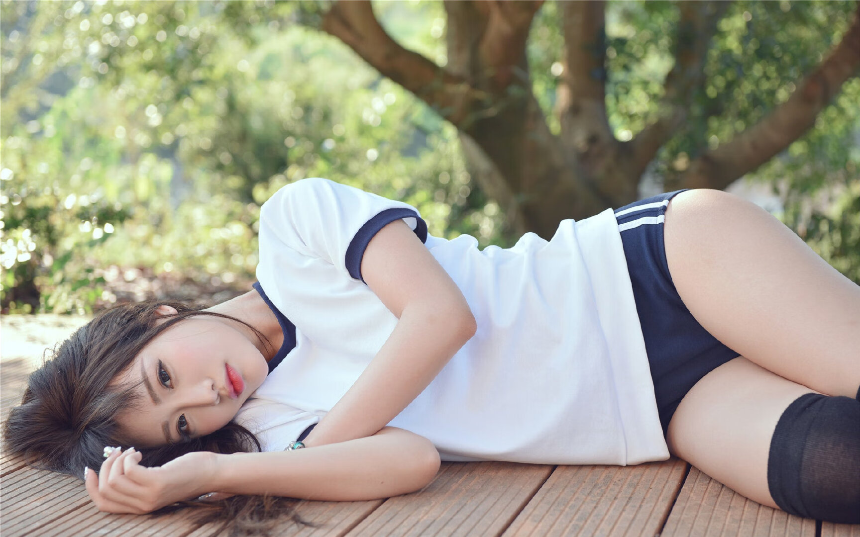 雷火电竞主播-赛道如球场，当F1争冠的轰鸣撞破篮球的静寂