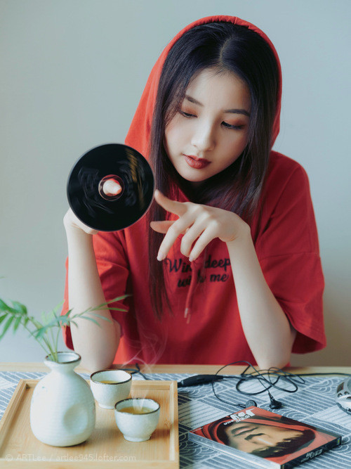 雷火电竞下载-欧冠淘汰赛之夜，当所有聚光灯都对准巨星时，为什么站出来的会是他？